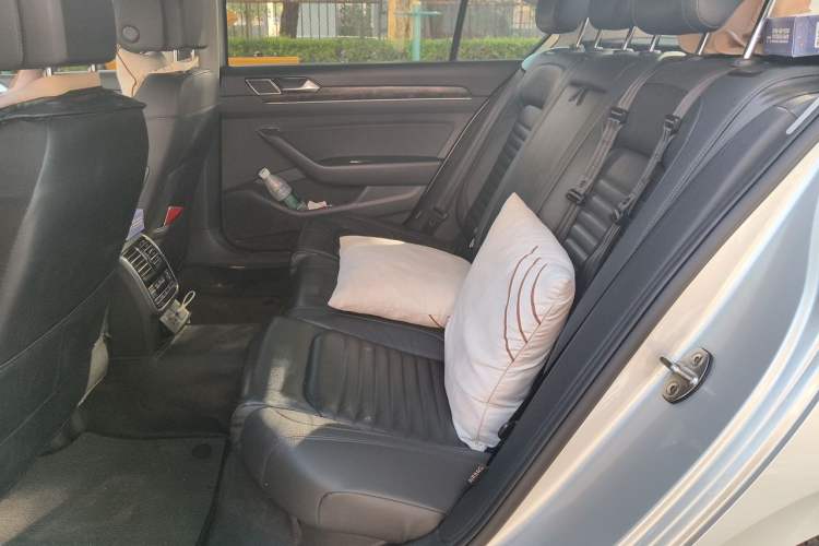 Used Volkswagen Magotan 2019 330TSI DSG Luxury Model China V Standard Left Rear Seat