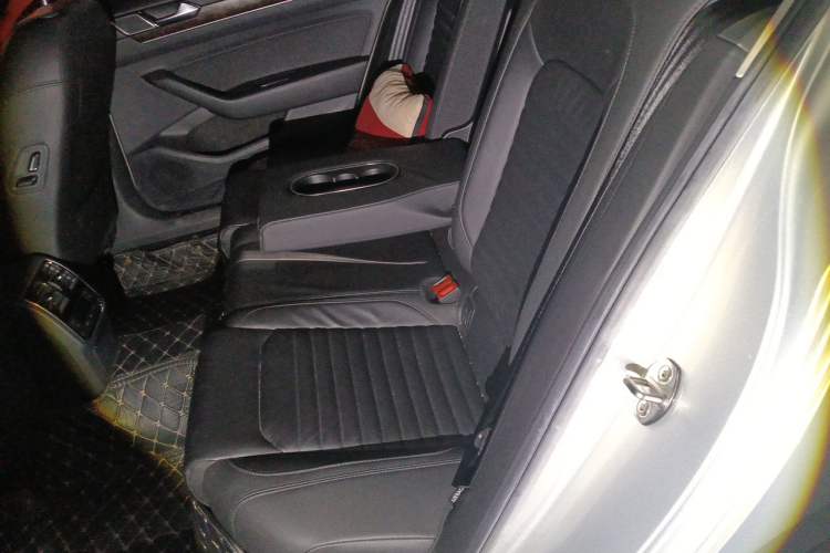 Used Volkswagen Magotan 2019 330TSI DSG Luxury Model China V Standard Left Rear Seat