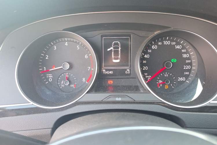 Used Volkswagen Magotan 2019 330TSI DSG Leading Edition China V Standard Odometer Close Up