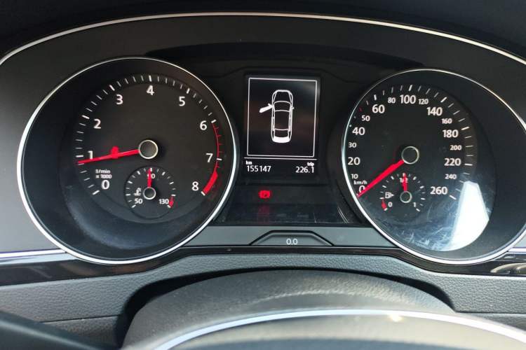 Used Volkswagen Magotan 2019 330TSI DSG Leading Edition China V Standard Odometer Close Up