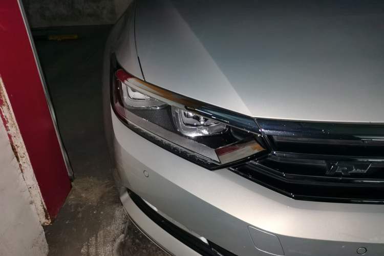 Used Volkswagen Magotan 2019 330TSI DSG Luxury Version China VI Standard Right Front Headlight