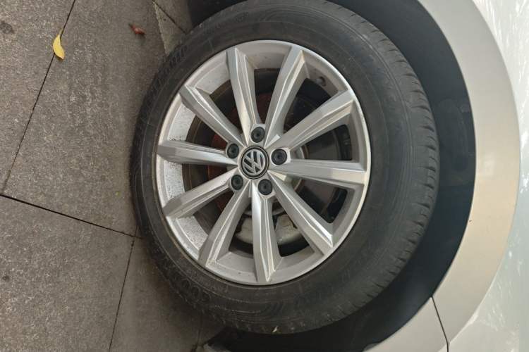 Used Volkswagen Magotan 2019 330TSI DSG Leading Model China VI Standard Right Front Wheel Hub