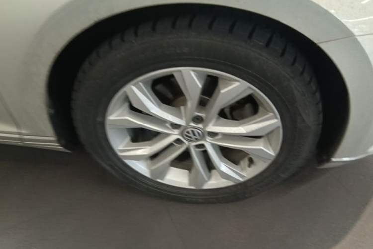 Used Volkswagen Magotan 2019 330TSI DSG Luxury Model China V Standard Right Front Wheel Hub