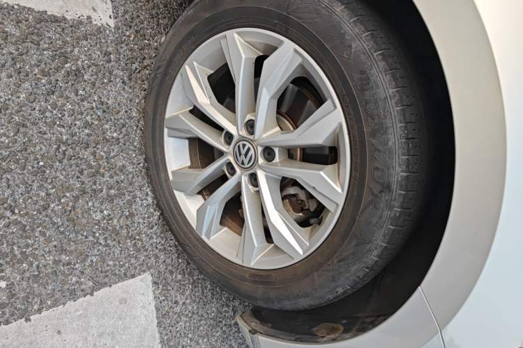 Used Volkswagen Magotan 2019 330TSI DSG Luxury Version China VI Standard Right Front Wheel Hub