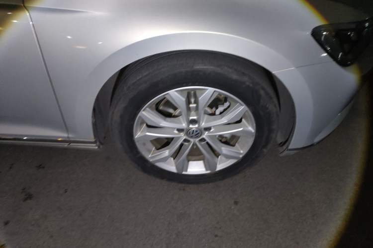 Used Volkswagen Magotan 2019 330TSI DSG Luxury Version China VI Standard Right Front Wheel Hub