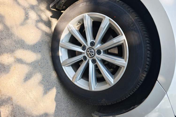 Used Volkswagen Magotan 2019 330TSI DSG Leading Edition China V Standard Right Front Wheel Hub