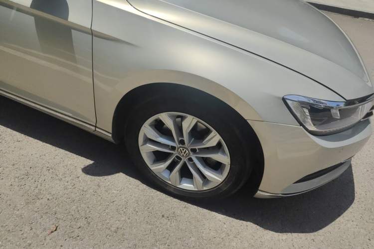 Used Volkswagen Magotan 2019 330TSI DSG Luxury Model China V Standard Right Front Wheel Hub