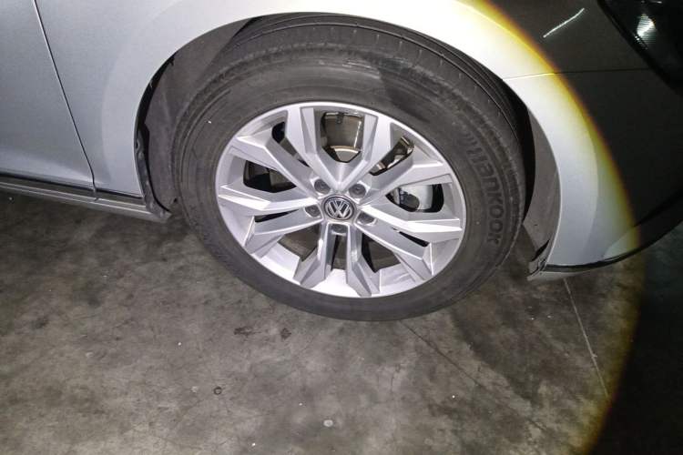 Used Volkswagen Magotan 2019 330TSI DSG Luxury Model China V Standard Right Front Wheel Hub