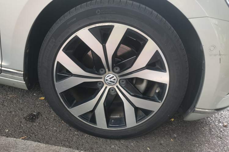 Used Volkswagen Magotan 2019 330TSI DSG Luxury Version China VI Standard Right Front Wheel Hub