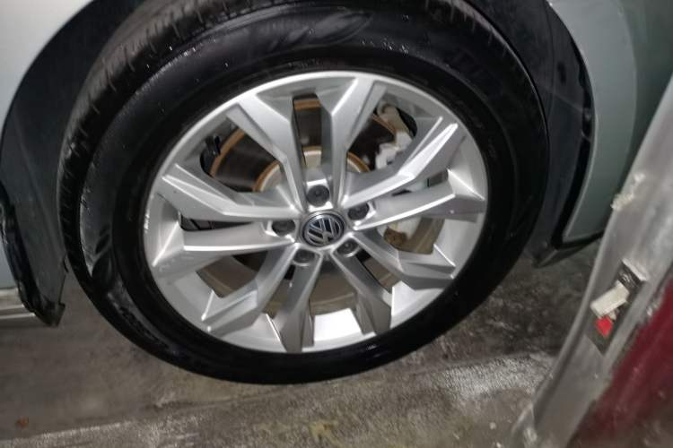 Used Volkswagen Magotan 2019 330TSI DSG Luxury Version China VI Standard Right Front Wheel Hub