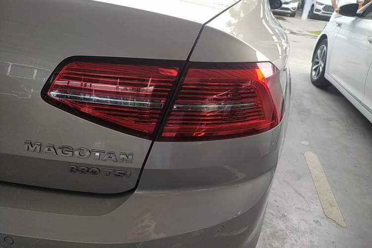 Used Volkswagen Magotan 2019 330TSI DSG Luxury Model China V Standard Right Rear Taillight