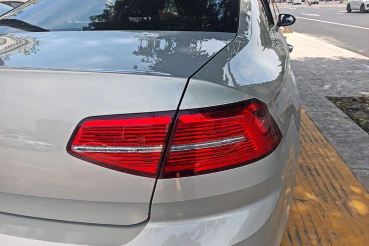 Used Volkswagen Magotan 2019 330TSI DSG Luxury Version China VI Standard Right Rear Taillight