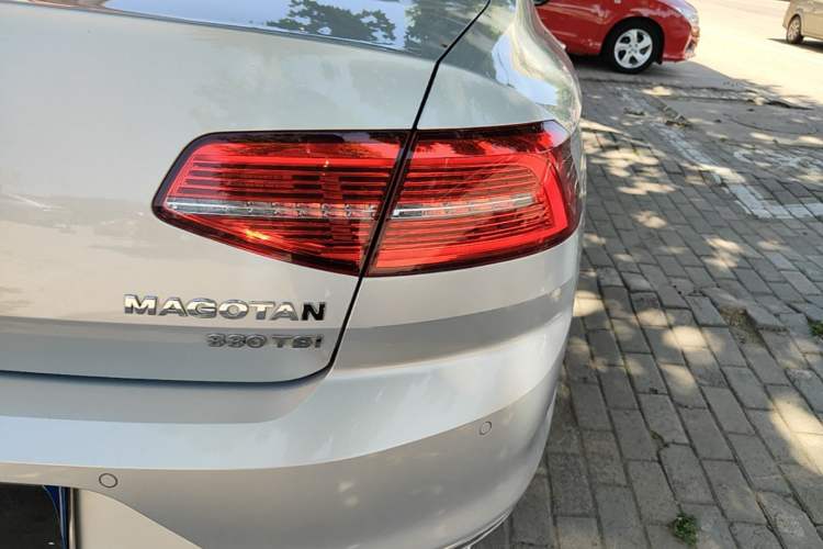 Used Volkswagen Magotan 2019 330TSI DSG Luxury Version China VI Standard Right Rear Taillight