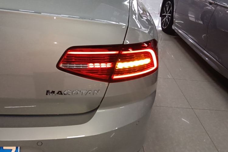 Used Volkswagen Magotan 2019 330TSI DSG Leading Edition China V Standard Right Rear Taillight