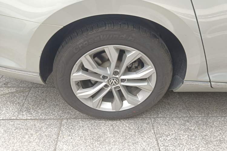 Used Volkswagen Magotan 2019 330TSI DSG Luxury Version China VI Standard Right Rear Wheel Hub