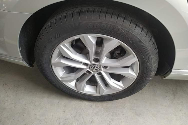 Used Volkswagen Magotan 2019 330TSI DSG Luxury Model China V Standard Right Rear Wheel Hub