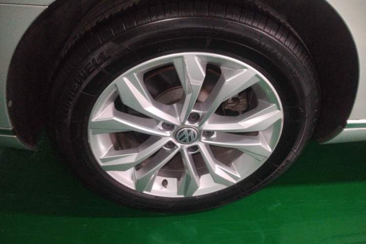 Used Volkswagen Magotan 2019 330TSI DSG Luxury Model China V Standard Right Rear Wheel Hub