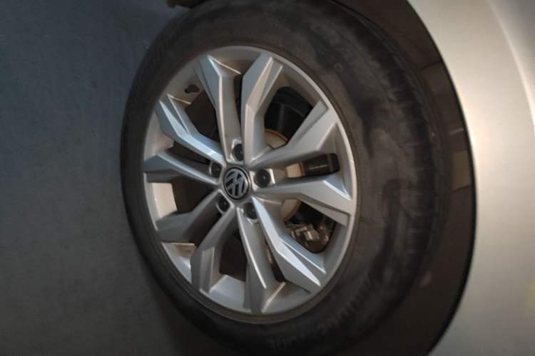 Used Volkswagen Magotan 2019 330TSI DSG Luxury Version China VI Standard Right Rear Wheel Hub