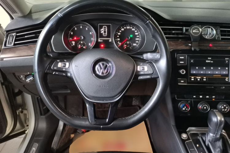 Used Volkswagen Magotan 2019 330TSI DSG Leading Model China VI Standard Steering Wheel