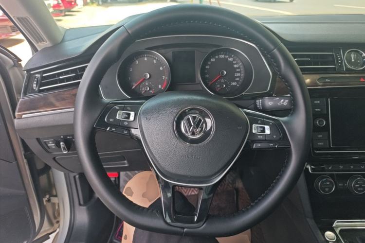 Used Volkswagen Magotan 2019 330TSI DSG Luxury Version China VI Standard Steering Wheel