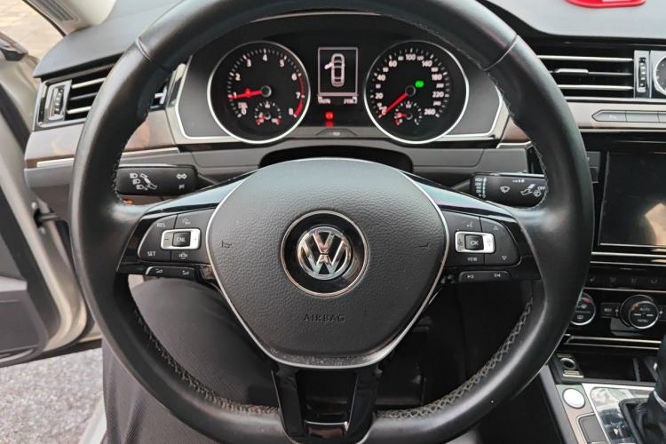 Used Volkswagen Magotan 2019 330TSI DSG Luxury Version China VI Standard Steering Wheel