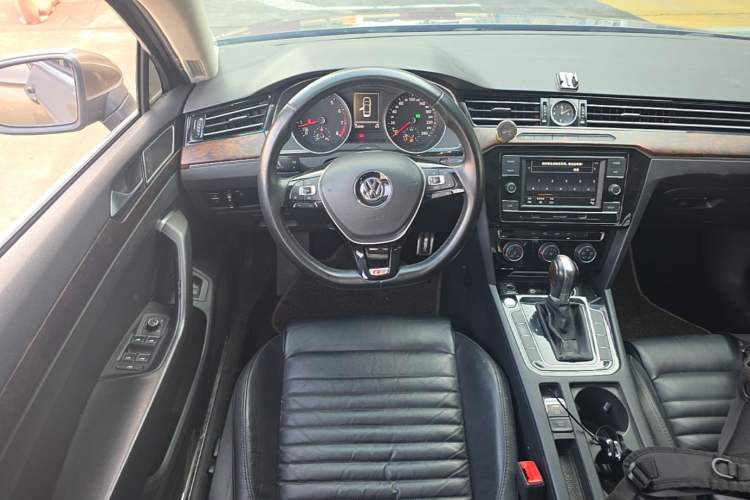 Used Volkswagen Magotan 2019 330TSI DSG Leading Edition China V Standard Steering Wheel