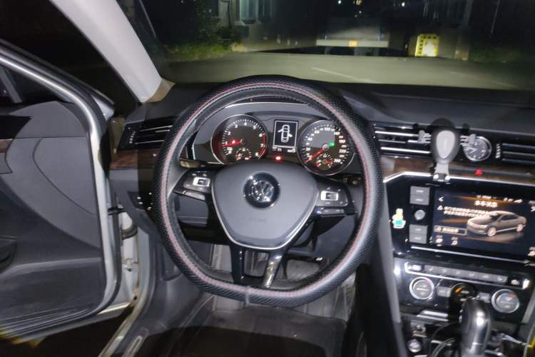 Used Volkswagen Magotan 2019 330TSI DSG Luxury Version China VI Standard Steering Wheel