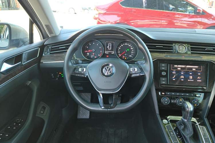 Used Volkswagen Magotan 2019 330TSI DSG Luxury Version China VI Standard Steering Wheel