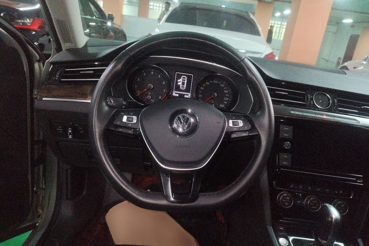 Used Volkswagen Magotan 2019 330TSI DSG Luxury Model China V Standard Steering Wheel