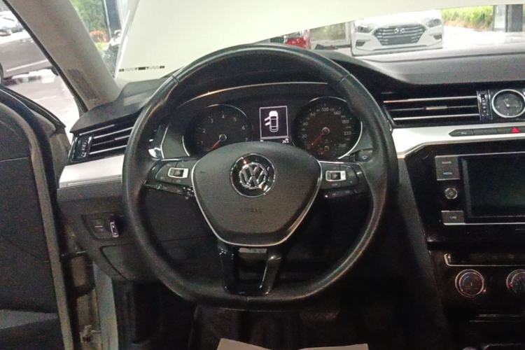 Used Volkswagen Magotan 2019 330TSI DSG Leading Edition China V Standard Steering Wheel