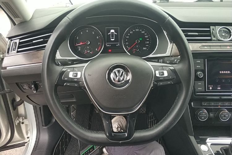 Used Volkswagen Magotan 2019 330TSI DSG Luxury Model China V Standard Steering Wheel