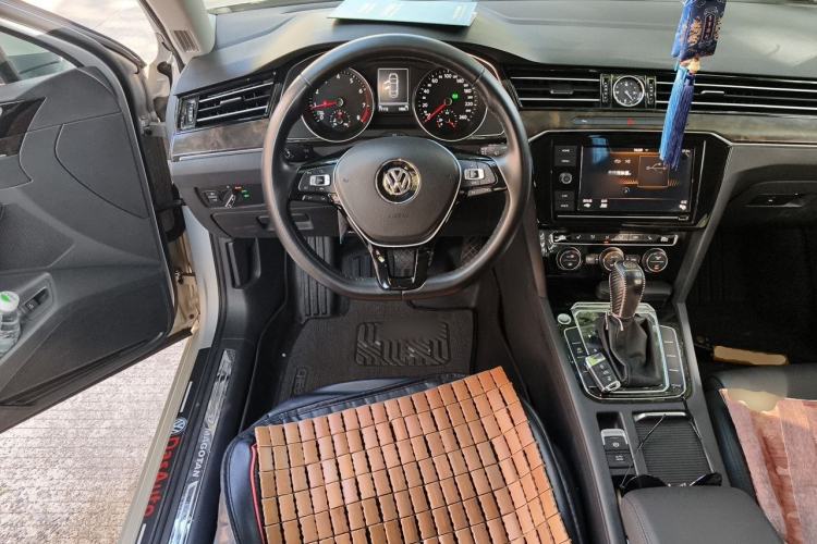Used Volkswagen Magotan 2019 330TSI DSG Luxury Model China V Standard Steering Wheel