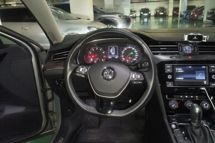 Used Volkswagen Magotan 2019 330TSI DSG Leading Model China VI Standard Steering Wheel