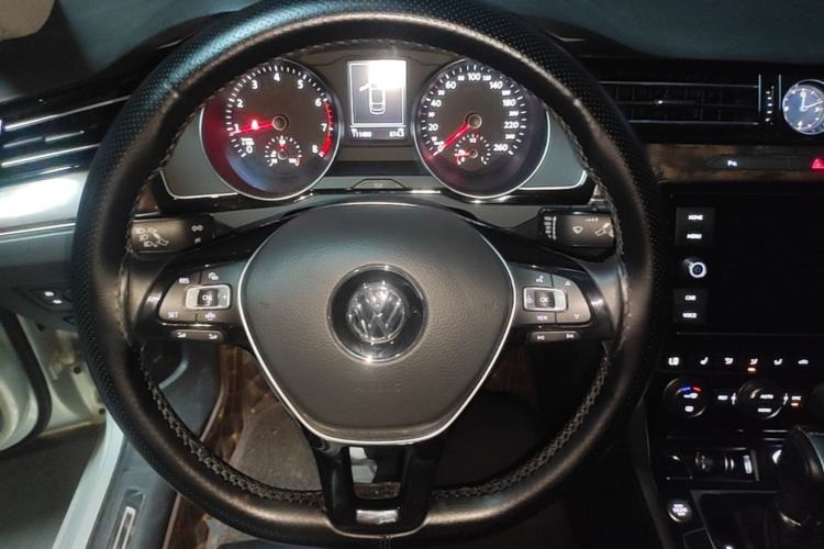 Used Volkswagen Magotan 2019 330TSI DSG Luxury Version China VI Standard Steering Wheel