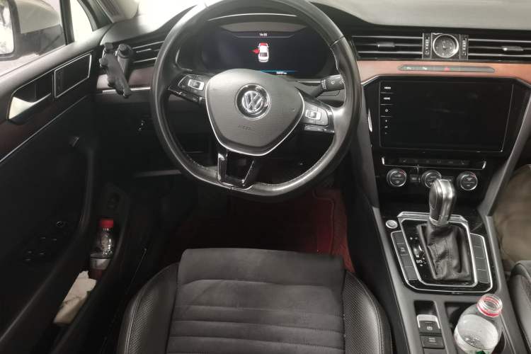 Used Volkswagen Magotan 2019 330TSI DSG Luxury Version China VI Standard Steering Wheel