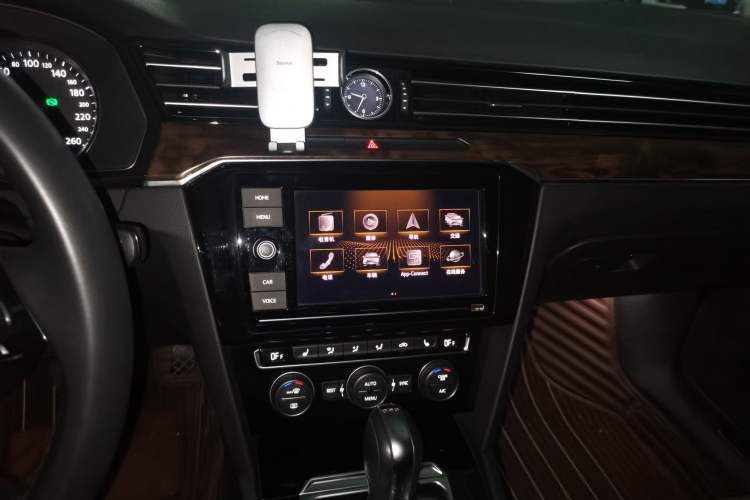 Used Volkswagen Magotan 2019 330TSI DSG Luxury Model China V Standard Audio And AC Panel