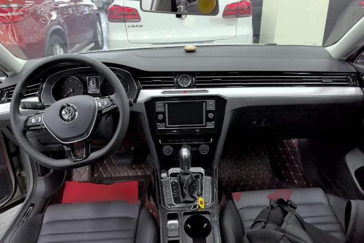 Used Volkswagen Magotan 2019 330TSI DSG Leading Edition China V Standard Center Console