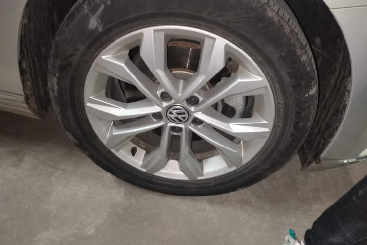 Used Volkswagen Magotan 2019 330TSI DSG Luxury Model China V Standard Right Front Wheel Hub