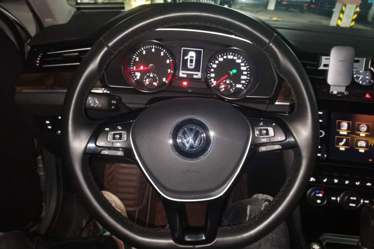 Used Volkswagen Magotan 2019 330TSI DSG Luxury Model China V Standard Steering Wheel