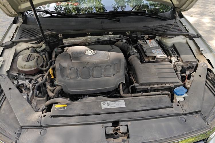 Used Volkswagen Magotan 2019 330TSI DSG Luxury Version China VI Standard Engine Bay