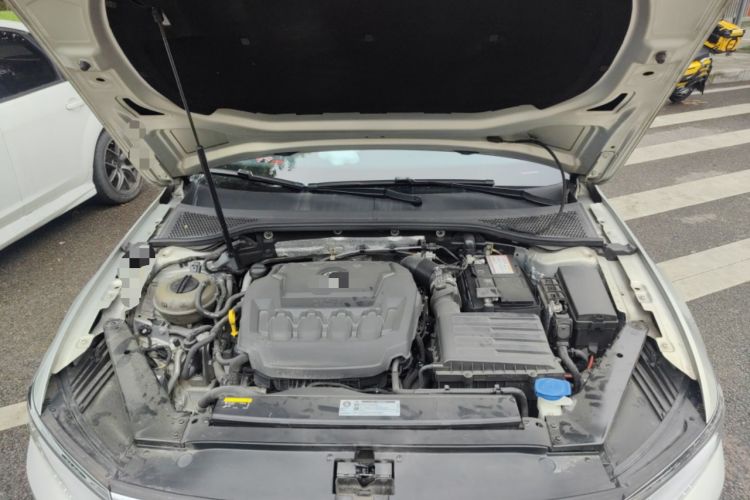 Used Volkswagen Magotan 2019 330TSI DSG Luxury Version China VI Standard Engine Bay