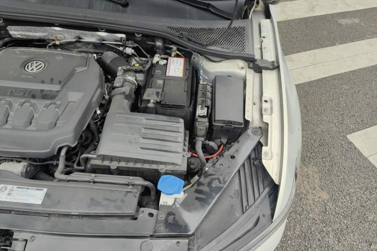 Used Volkswagen Magotan 2019 330TSI DSG Luxury Version China VI Standard Engine Bay Left