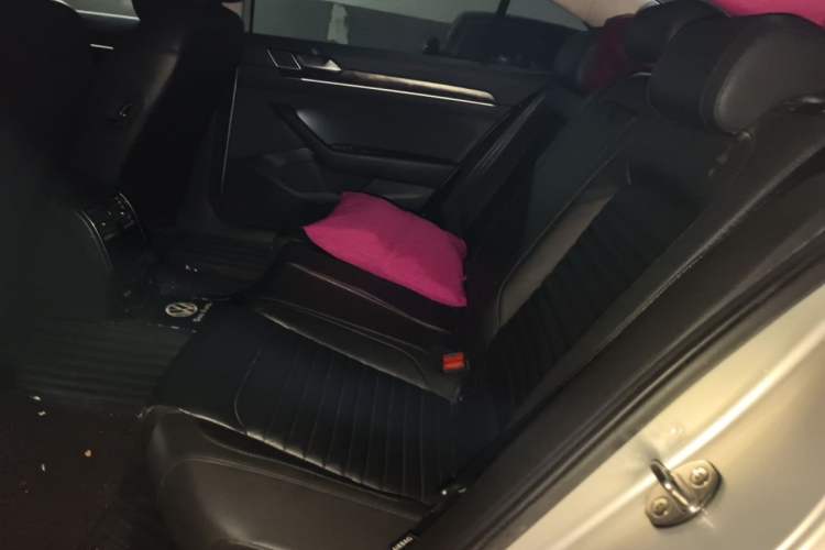 Used Volkswagen Magotan 2019 330TSI DSG Luxury Model China V Standard Left Rear Seat