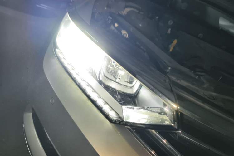 Used Volkswagen Magotan 2019 330TSI DSG Luxury Model China V Standard Right Front Headlight