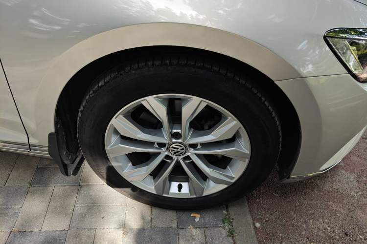 Used Volkswagen Magotan 2019 330TSI DSG Luxury Version China VI Standard Right Front Wheel Hub