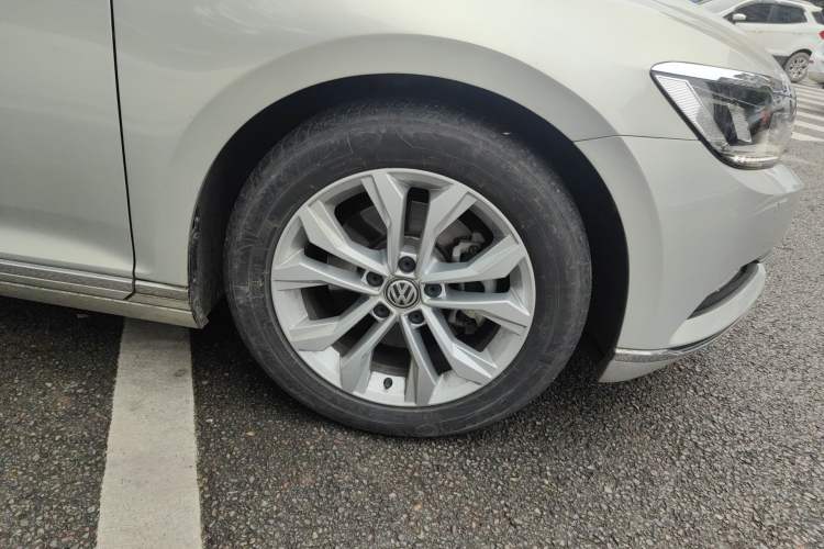 Used Volkswagen Magotan 2019 330TSI DSG Luxury Version China VI Standard Right Front Wheel Hub