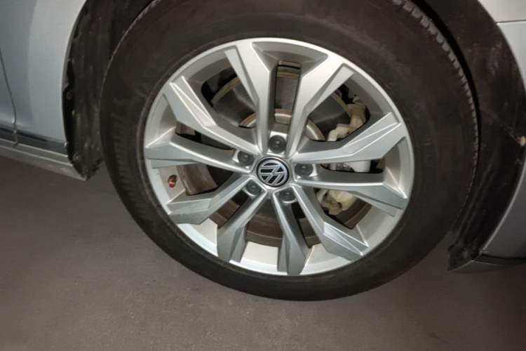 Used Volkswagen Magotan 2019 330TSI DSG Luxury Model China V Standard Right Front Wheel Hub