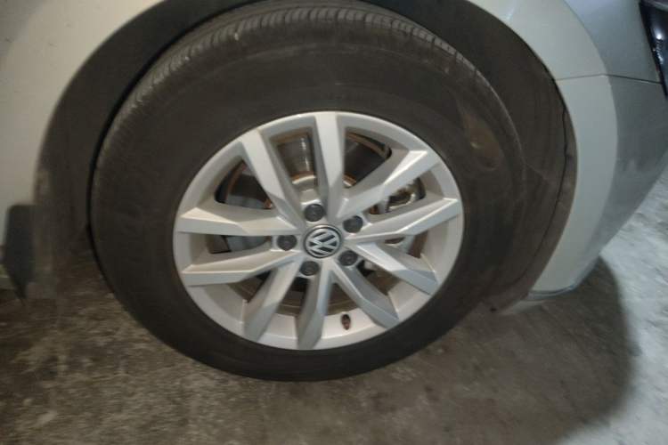 Used Volkswagen Magotan 2019 280TSI DSG Comfort Model China VI Standard Right Front Wheel Hub