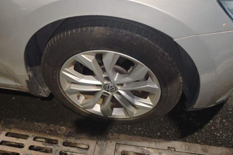 Used Volkswagen Magotan 2019 330TSI DSG Luxury Version China VI Standard Right Front Wheel Hub