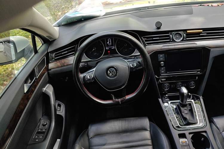 Used Volkswagen Magotan 2019 330TSI DSG Luxury Version China VI Standard Steering Wheel